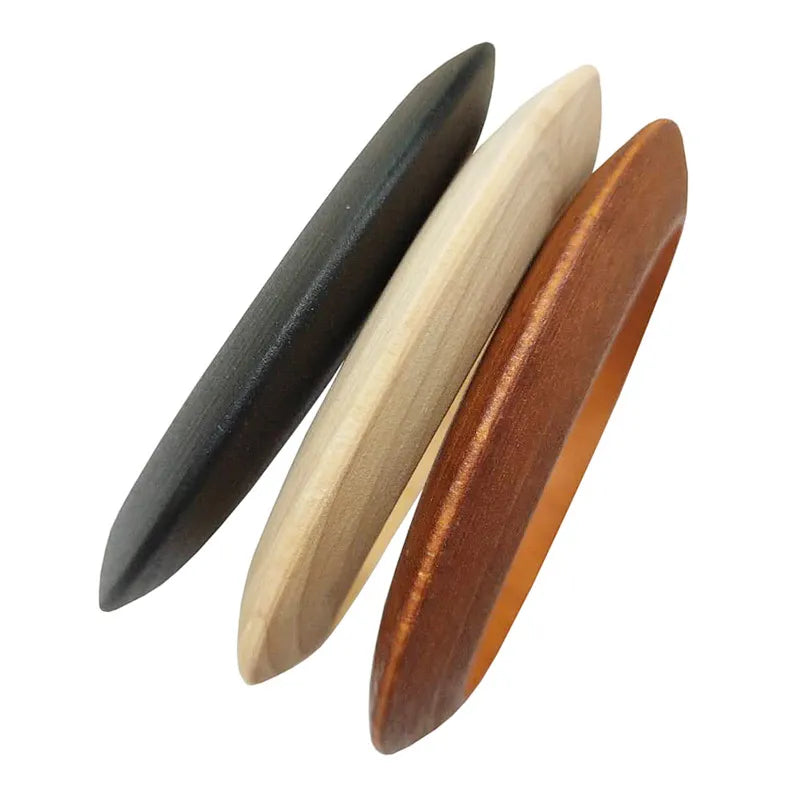 Drei hölzerne Webschiffchen in Schwarz, Natur und Braun für Handweben und Textilkunst.