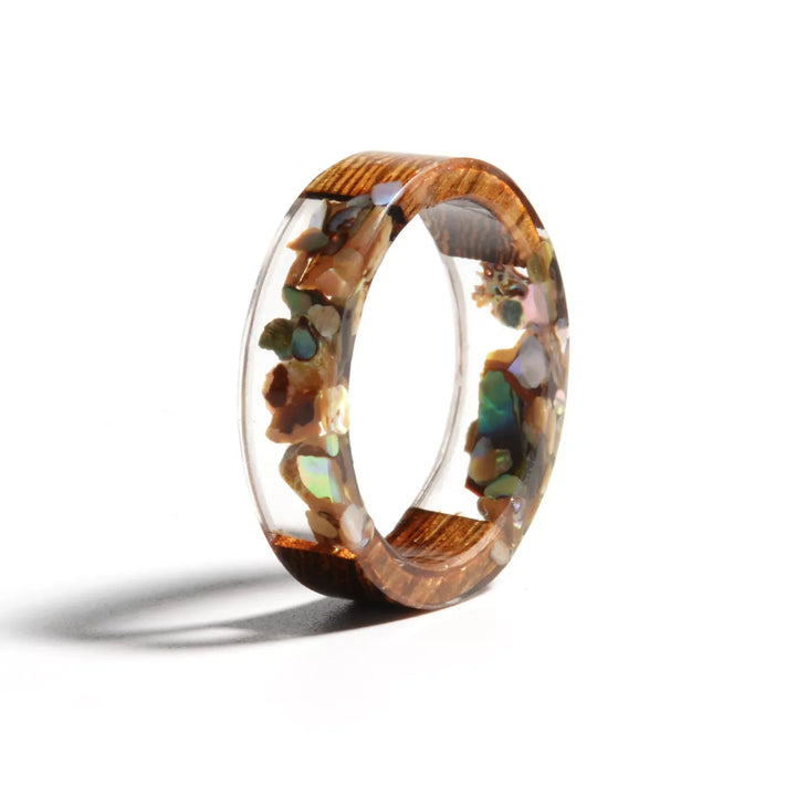 Holzharzring mit Muscheleinschlüssen, handgefertigt, einzigartiges Design, Schmuck für Damen.