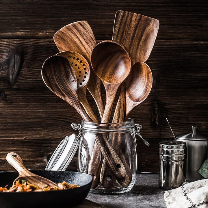 Holzlöffel-Set in Glasbehälter, rustikales Küchendekor, Kochutensilien aus Holz.