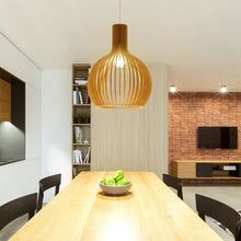 Moderne Holzpendelleuchte über Esstisch, skandinavisches Design, Wohnzimmer, Innenbeleuchtung.