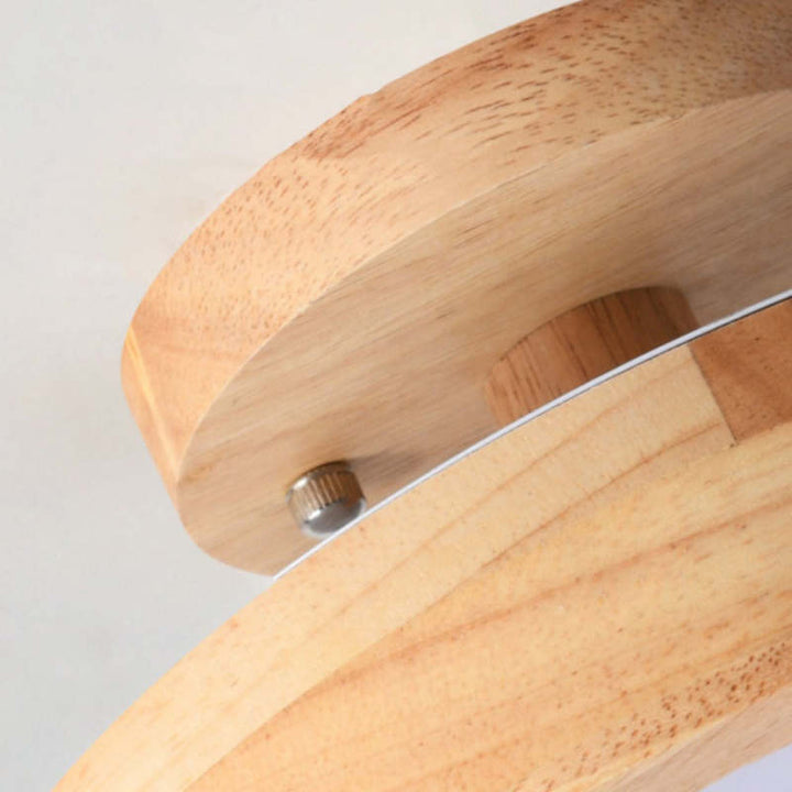 Holzschneidebrett mit Metallgriff, rund, helles Holz, Küchenausstattung, langlebig, modern.