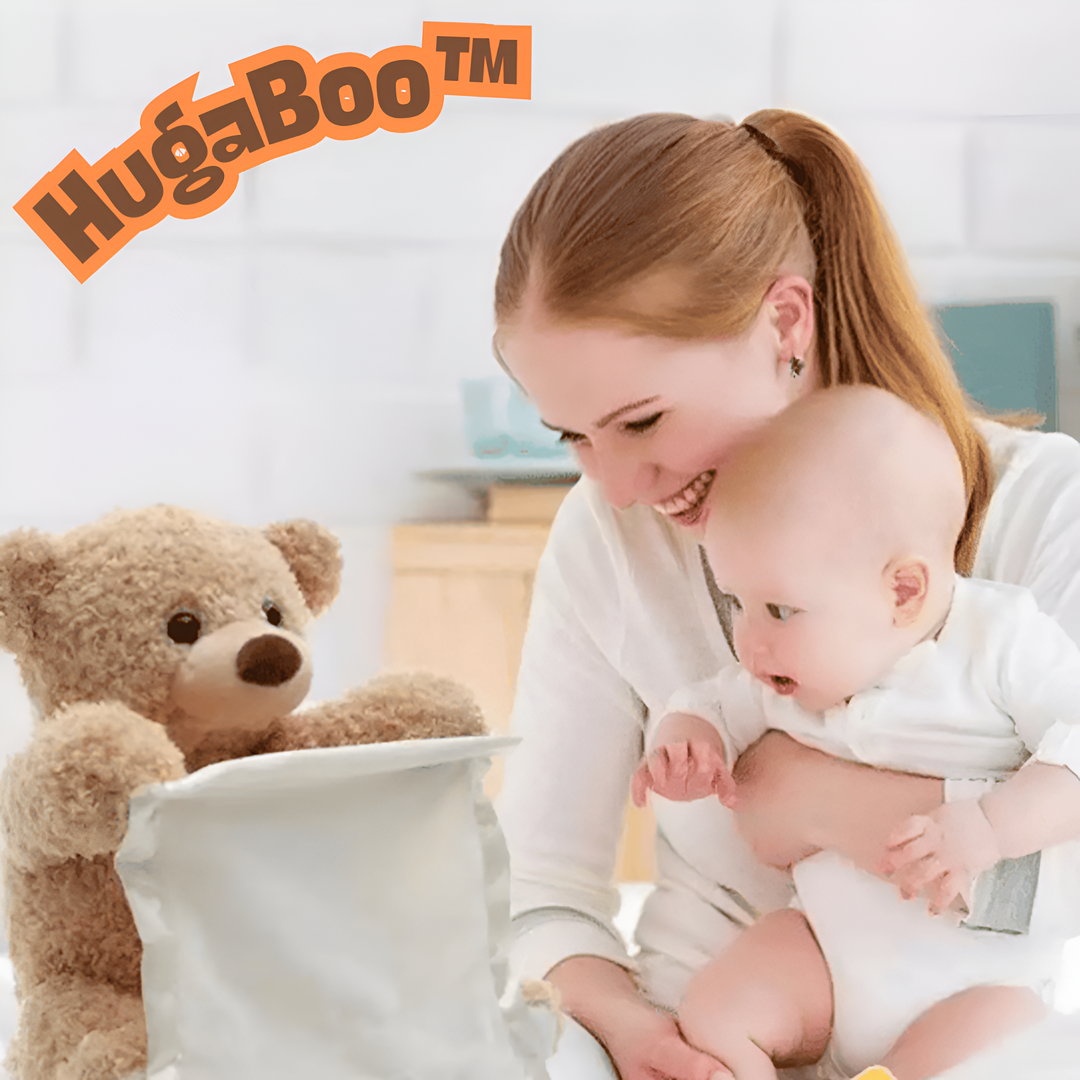 Maminka s dítětem v bílém oblečení sleduje béžového plyšového medvídka, který se schovává za krémovým kapesníkem. 6