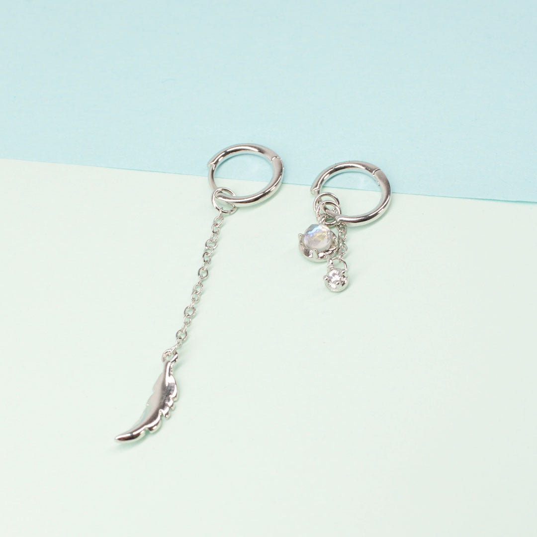 Silberne Ohrringe mit Federanhänger und Kristall, modisch, elegant, Schmuck für Damen.