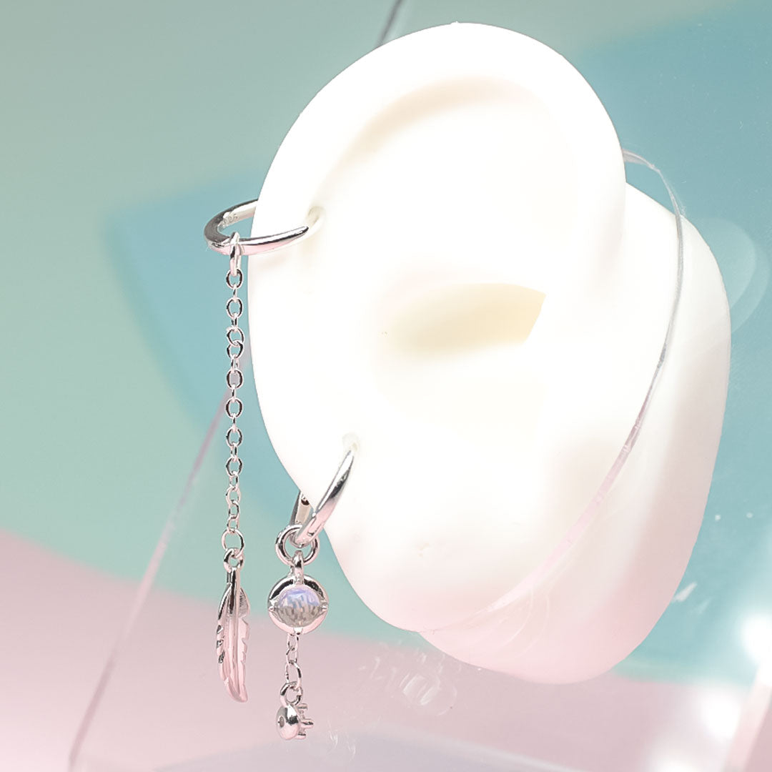 Silberne Ohrringe mit Federanhänger und Kette, modisch, elegant, Schmuck für Damen.