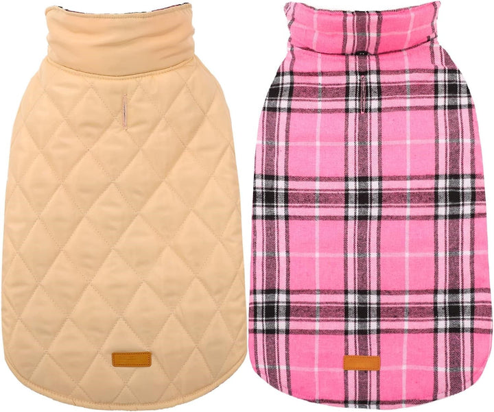 Zwei Hundemäntel, beige gesteppt und rosa kariert, warm, stilvoll, für kaltes Wetter.