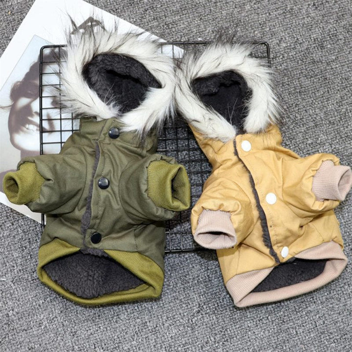 Zwei Hundemäntel mit Kapuze, grün und beige, Kunstfell, Winterkleidung für kleine Hunde.