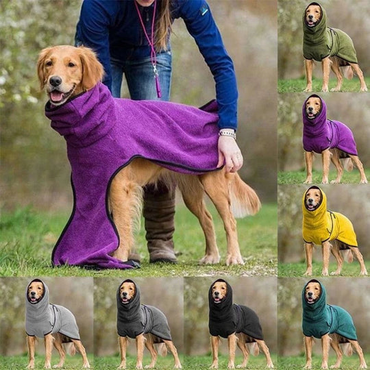 Hund in lila Hundebademantel, verschiedene Farben, Fleece, Outdoor, Haustierpflege.