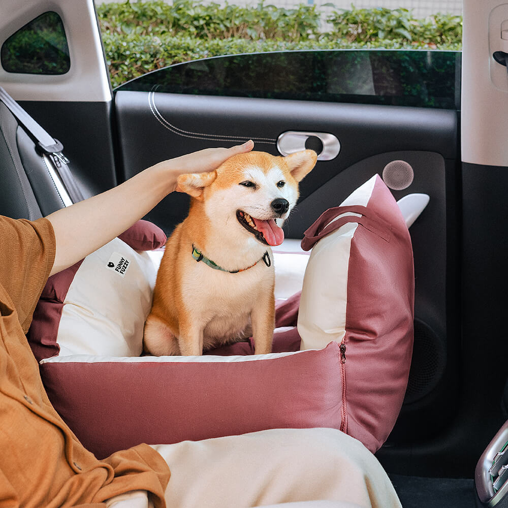 Hundebett Auto Sicherheitssitz, rosa, mit Bärenohren, für Haustiere, im Auto installiert.
