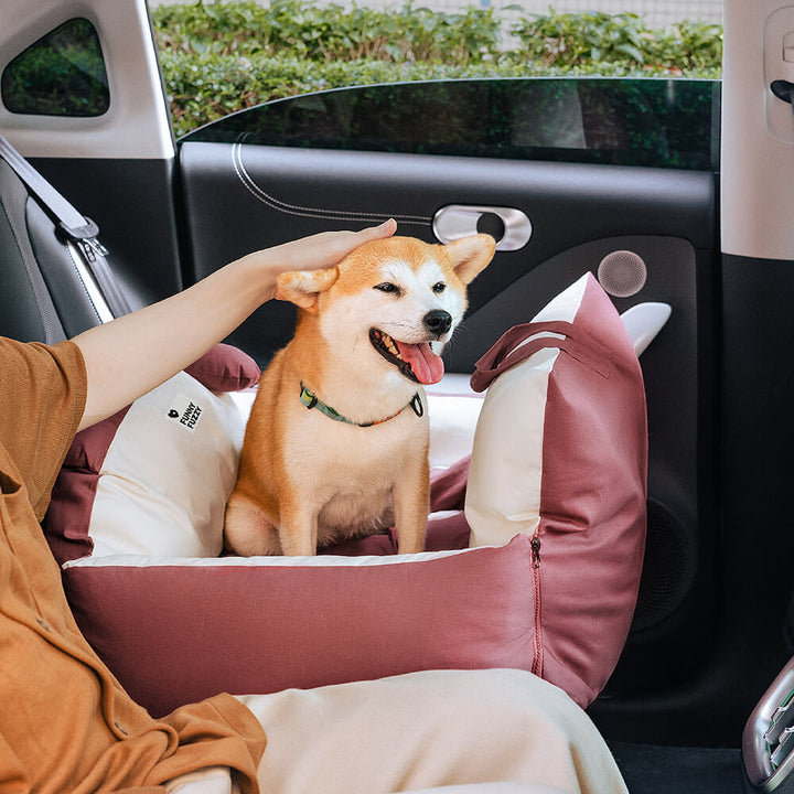 Hundebett Auto Sicherheitssitz, rosa, mit Bärenohren, für Haustiere, im Auto installiert.