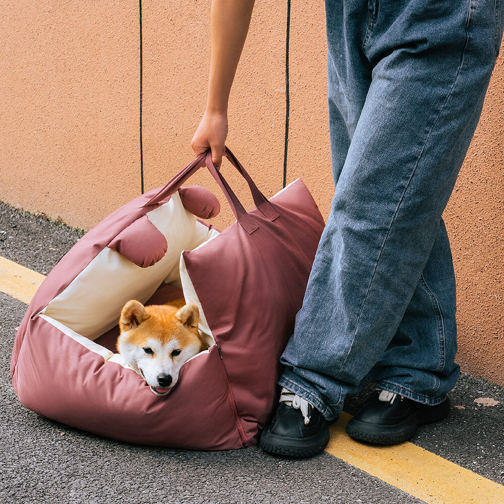 Hund in braunem Autositzbett mit Bärenohren-Design, tragbar, sicher, bequem, für Reisen.