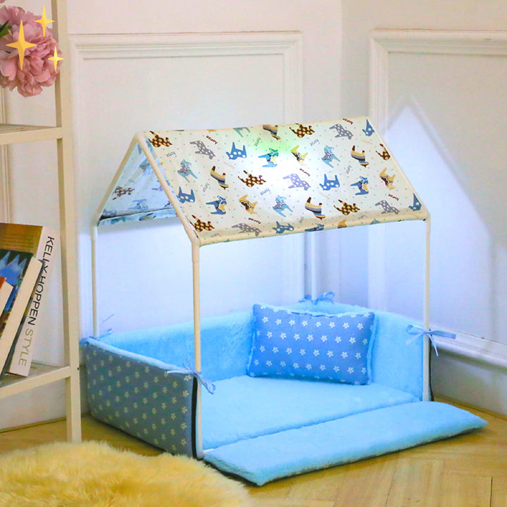 Blaues Hundebett mit Dach, Muster, Kissen, ideal für Haustiere, gemütlich, dekorativ, Innenbereich.