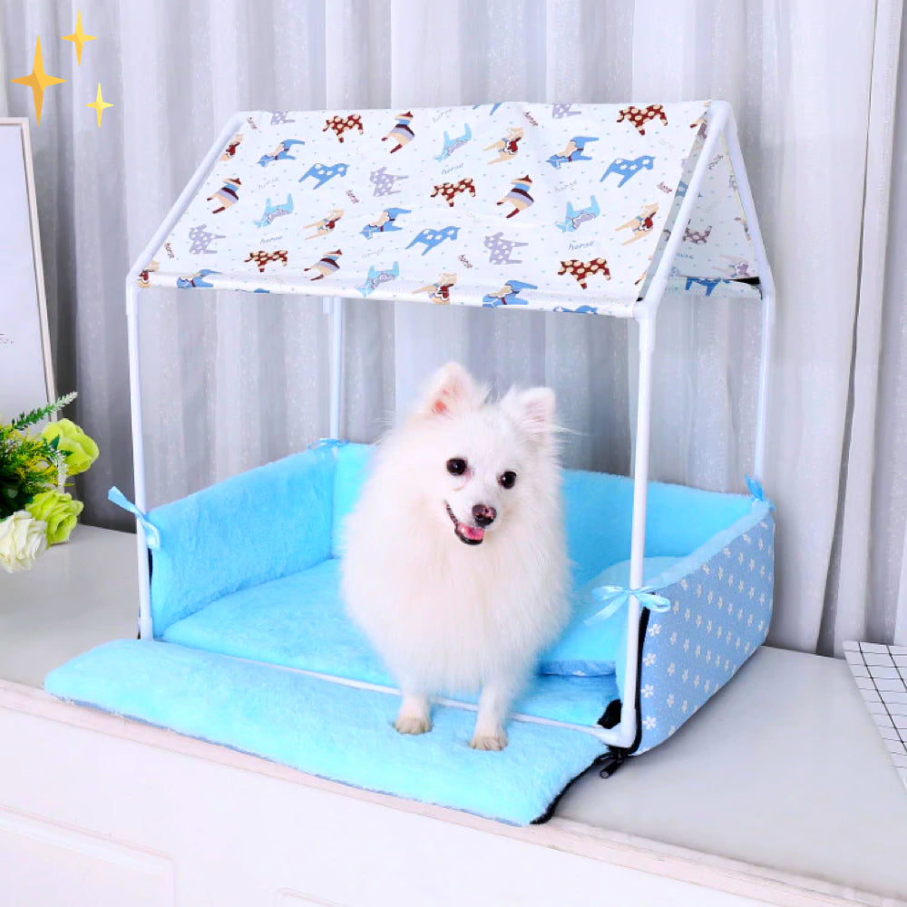 Weißer Hund in blauem Haustierbett mit Dach, niedliches Design, gemütlich, für kleine Hunde.
