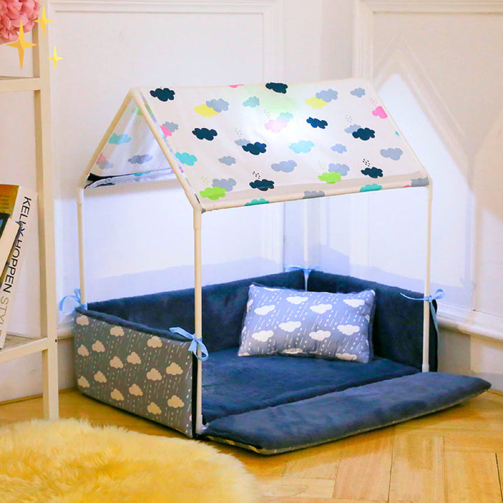 Hundebett Hausform, buntes Wolkenmuster, gemütlich, Indoor-Haustiermöbel, modernes Design.