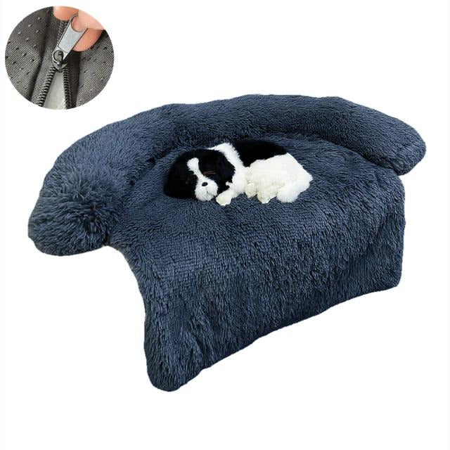 Graues, flauschiges Hundebett mit abnehmbarem Bezug und schlafendem Hund.