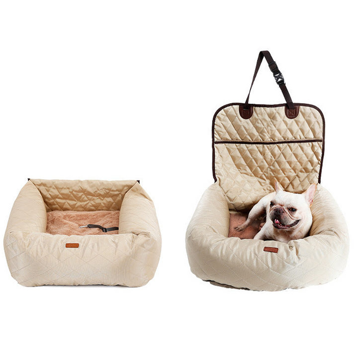 Beiges Hundebett aus Stoff, faltbar, mit Hund, ideal für Reisen und Zuhause.