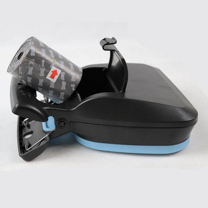 Schwarze Hundekot-Schaufel mit blauer Basis und grauen Beuteln, tragbar und leicht.