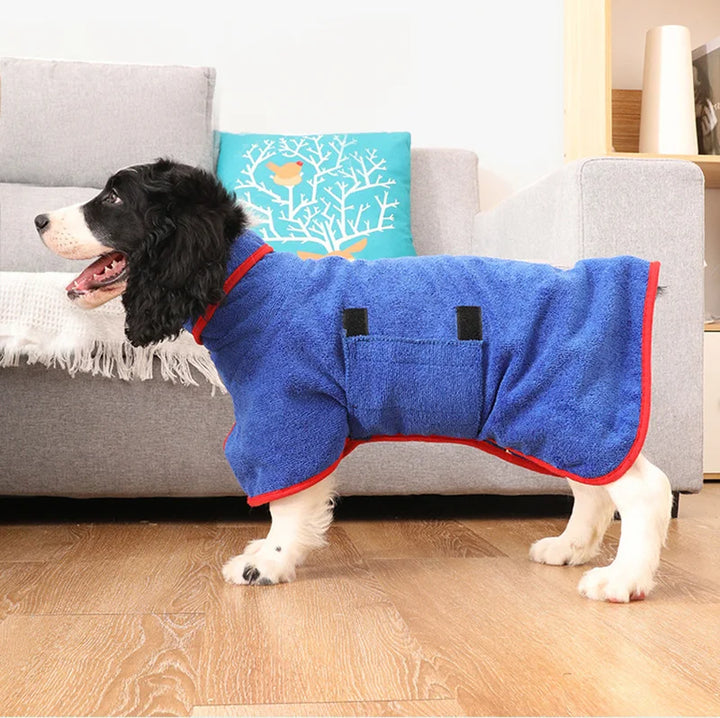 Hund mit blauem Bademantel, Frottee, roter Rand, Wohnzimmer, Haustierpflege.