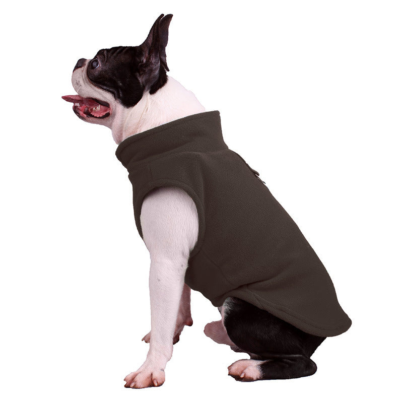 Schwarz-weißer Boston Terrier mit braunem Hundemantel aus Fleece, seitlich sitzend.