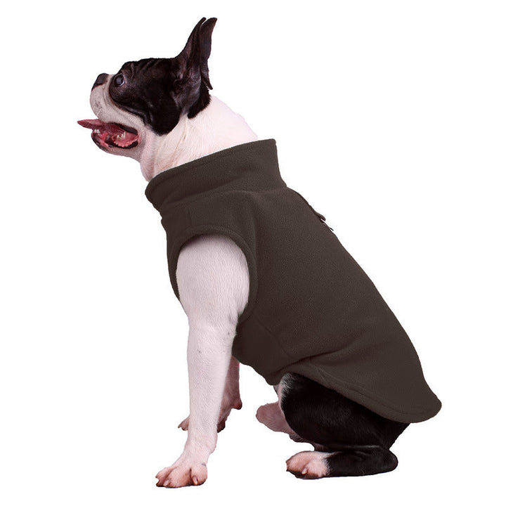 Schwarz-weißer Boston Terrier mit braunem Hundemantel aus Fleece, seitlich sitzend.