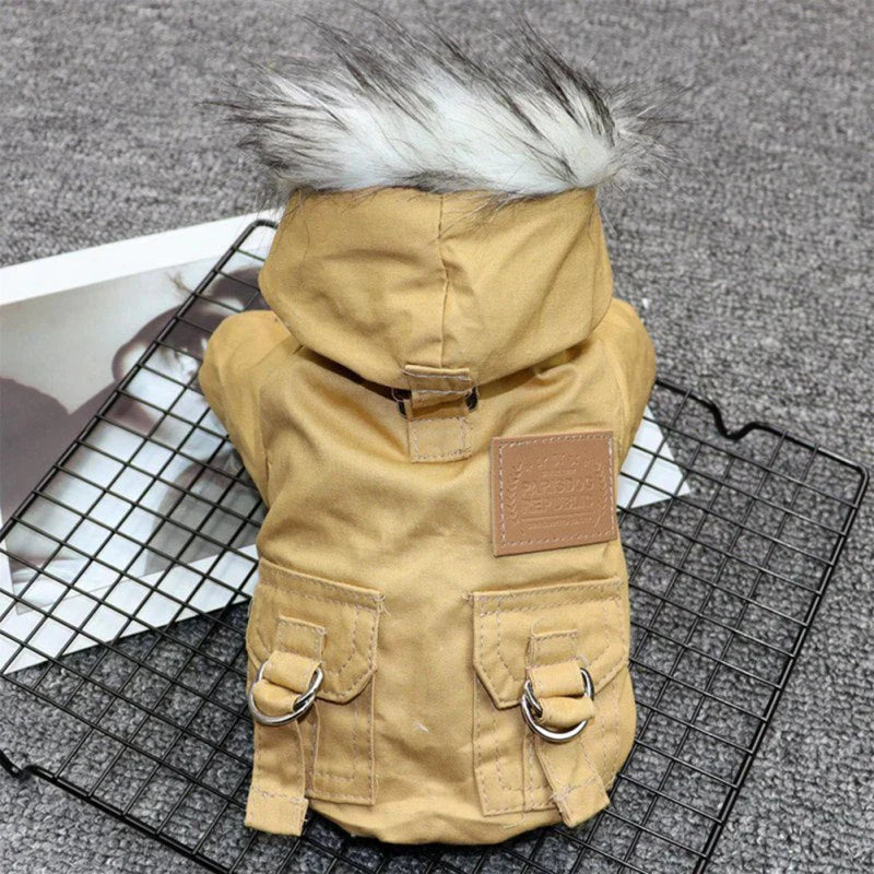 Beige Hundemantel mit Kapuze und Kunstfell, wasserdicht, warm, ideal für kaltes Wetter.
