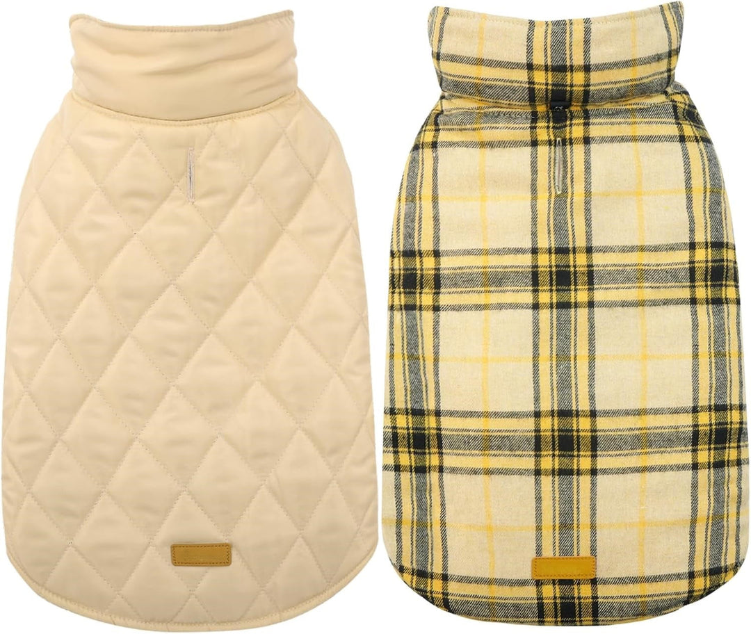Beige und gelber Hundemantel, gesteppter Stoff, kariertes Design, warm, modisch.
