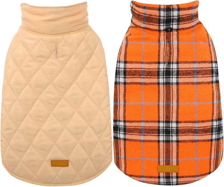 Zwei Hundemäntel, beige gesteppt und orange kariert, warm, stilvoll, Herbst-Winter-Bekleidung.
