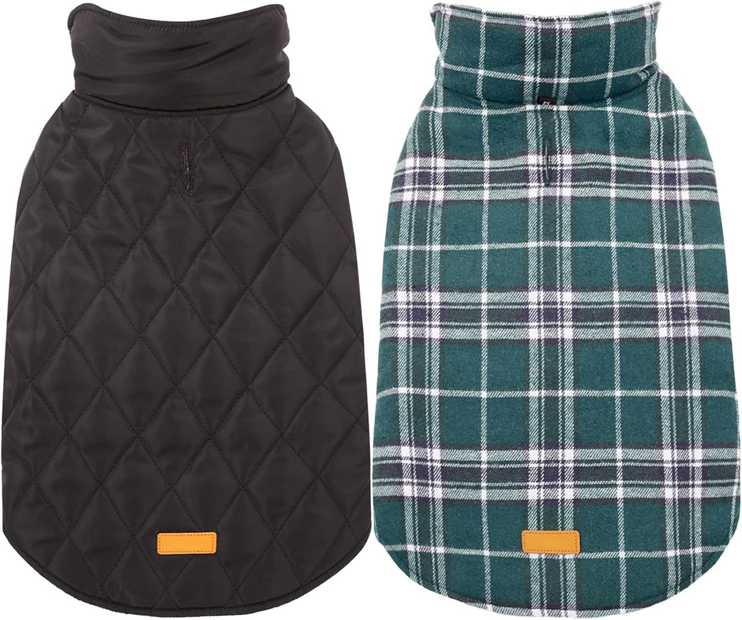 Zwei Hundemäntel, schwarz gesteppt und grün kariert, warm, stilvoll, Winterbekleidung.