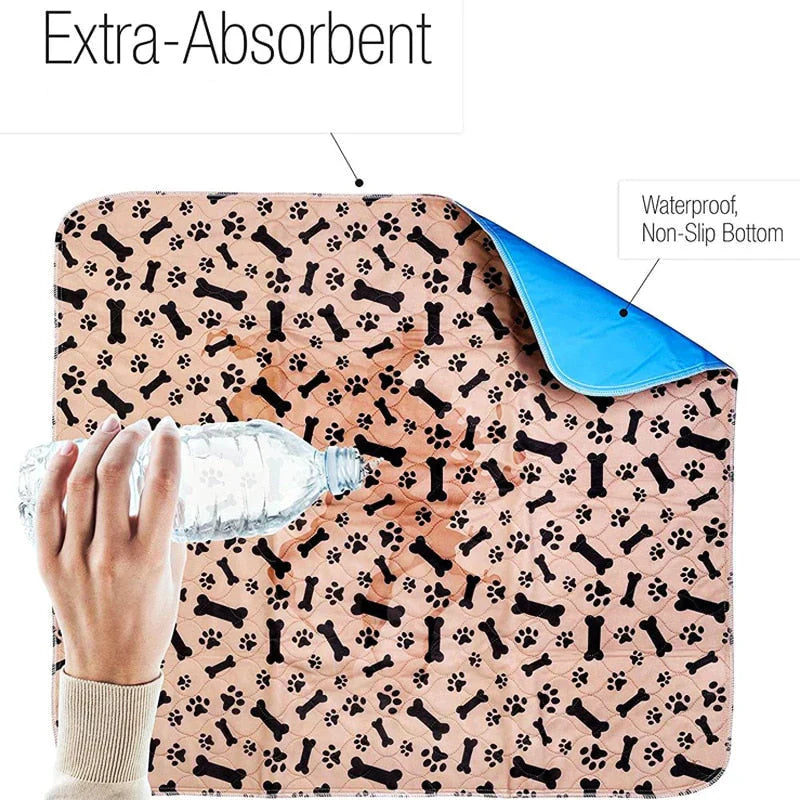 Extra-absorbierende Hundematte, wasserdicht, rutschfest, Knochen- und Pfotenmuster, beige.