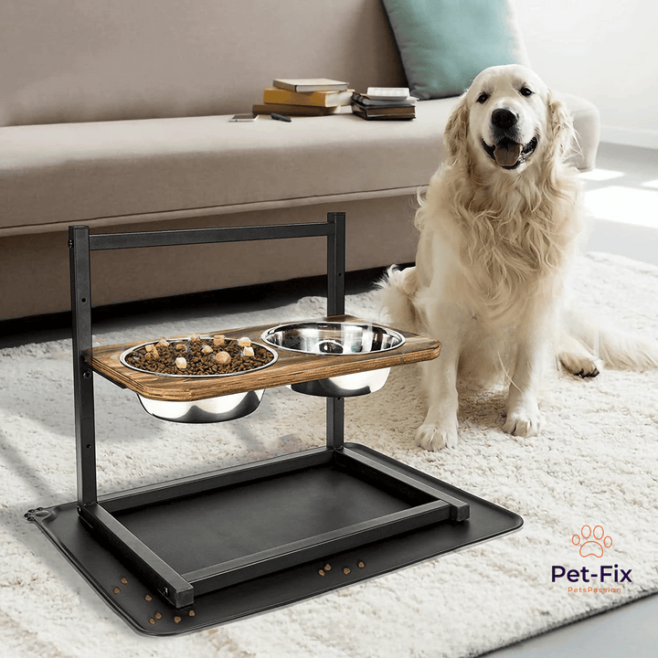 Höhenverstellbarer Hundenapf aus Holz und Metall, ideal für große Hunde, mit Futter und Wasser.