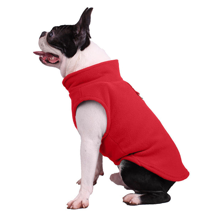 Boston Terrier in roter Hundejacke, Fleece, warm, bequem, Haustierbekleidung, seitliche Ansicht.