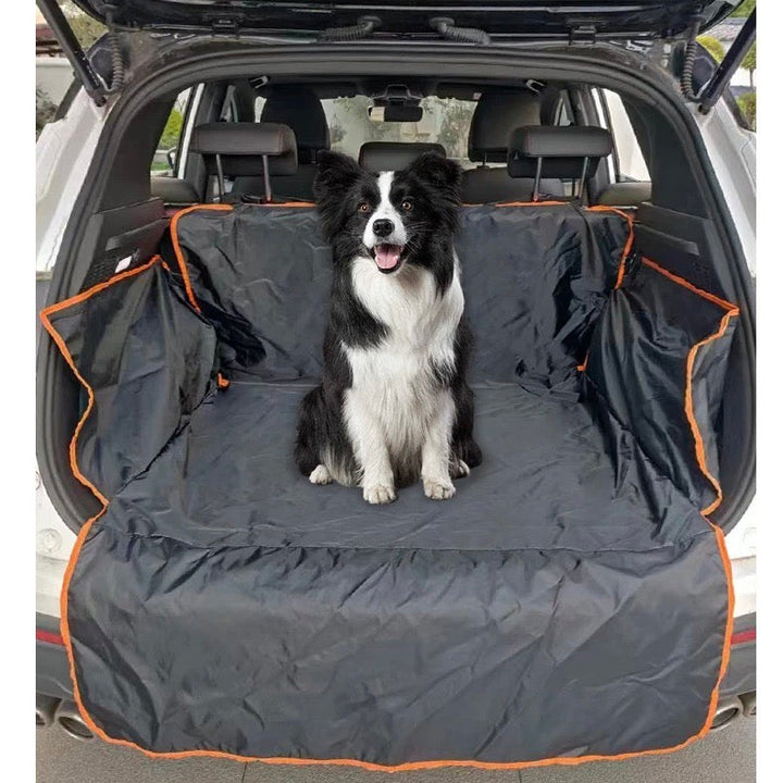 Hund auf wasserdichter Kofferraummatte, schwarz mit orange, Autozubehör, Haustiertransport.