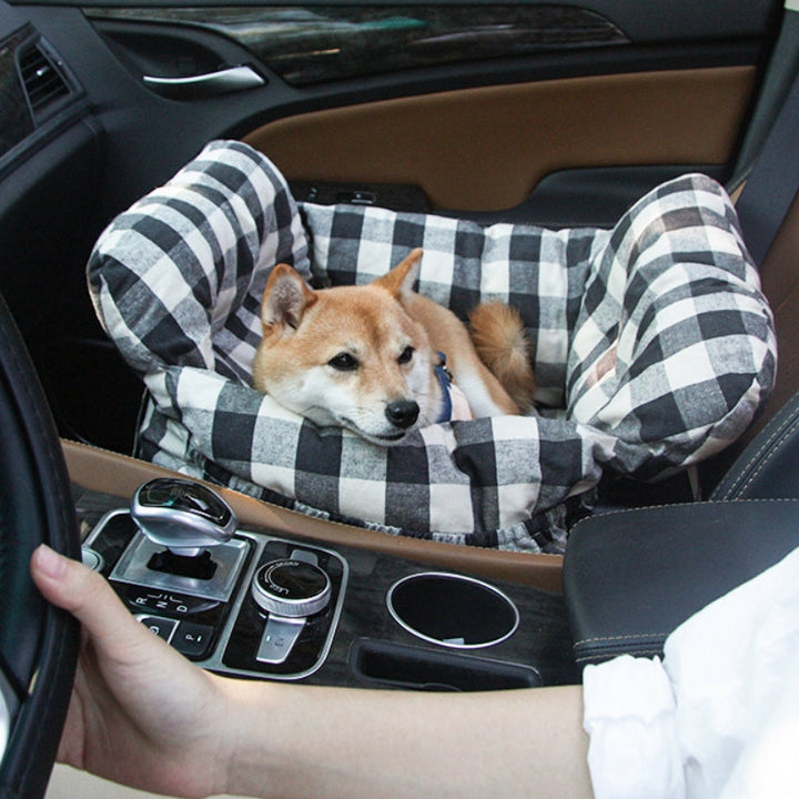 Hund in kariertem Hundesitz im Auto, Beifahrersitz, bequem, sicher, Haustiertransport.
