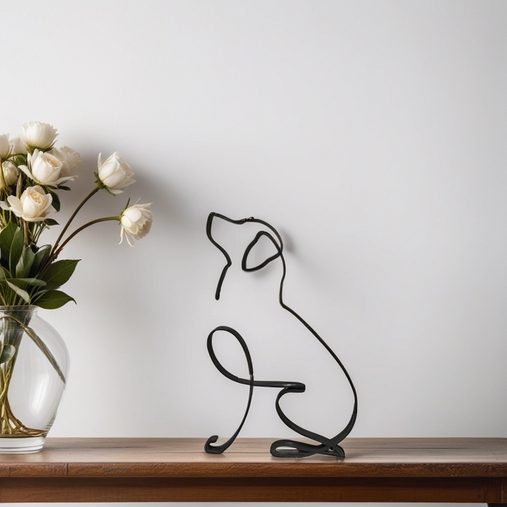 Schwarze Metall-Hundeskulptur auf Holzregal neben Vase mit weißen Rosen.