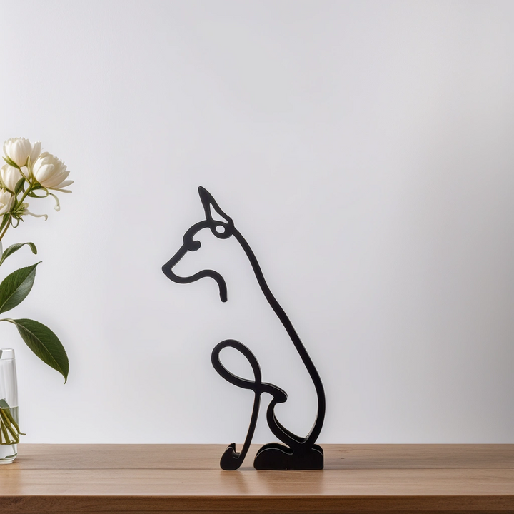 Schwarze Metall-Hundeskulptur auf Holzregal, moderne Deko, minimalistisches Design.