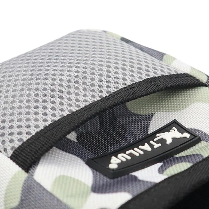 Graue Camouflage-Hundetrainingstasche mit Mesh-Detail, ideal für Leckerlis und Snacks.