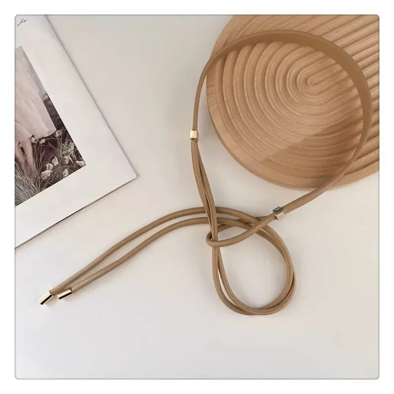 Beiger Damenhut mit dekorativem Band, elegantes Accessoire, Sommermode, stilvoller Look.