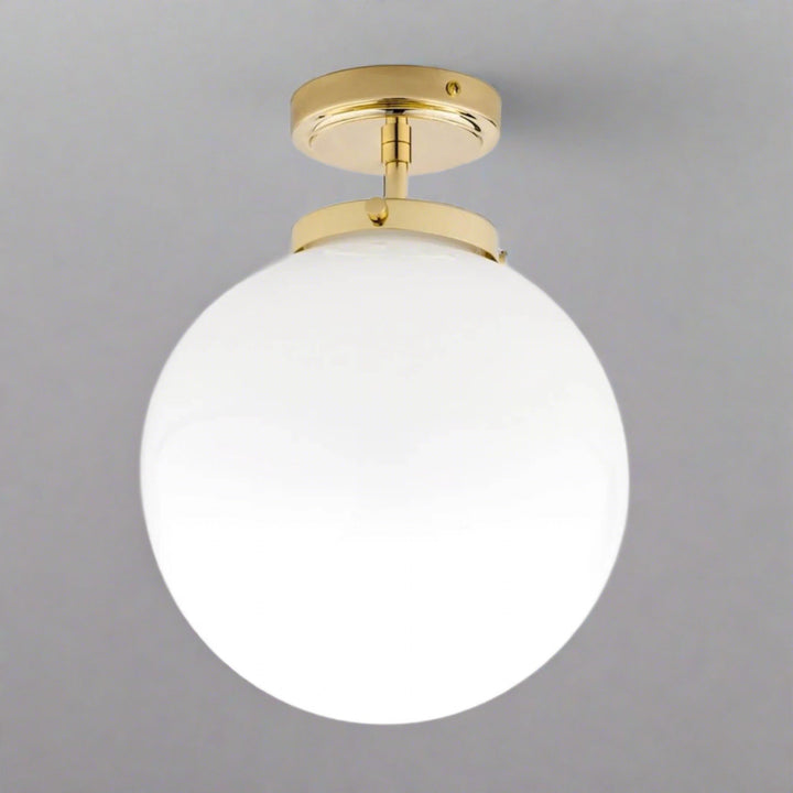 Goldene Deckenleuchte mit weißem Glaskugel-Schirm, modernes Design, ideal für Badezimmer.