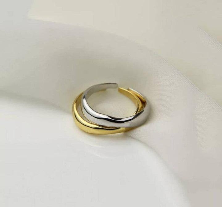 Zweifarbiger offener Ring aus Silber und Gold, minimalistisches Schmuckdesign, Unisex-Accessoire.