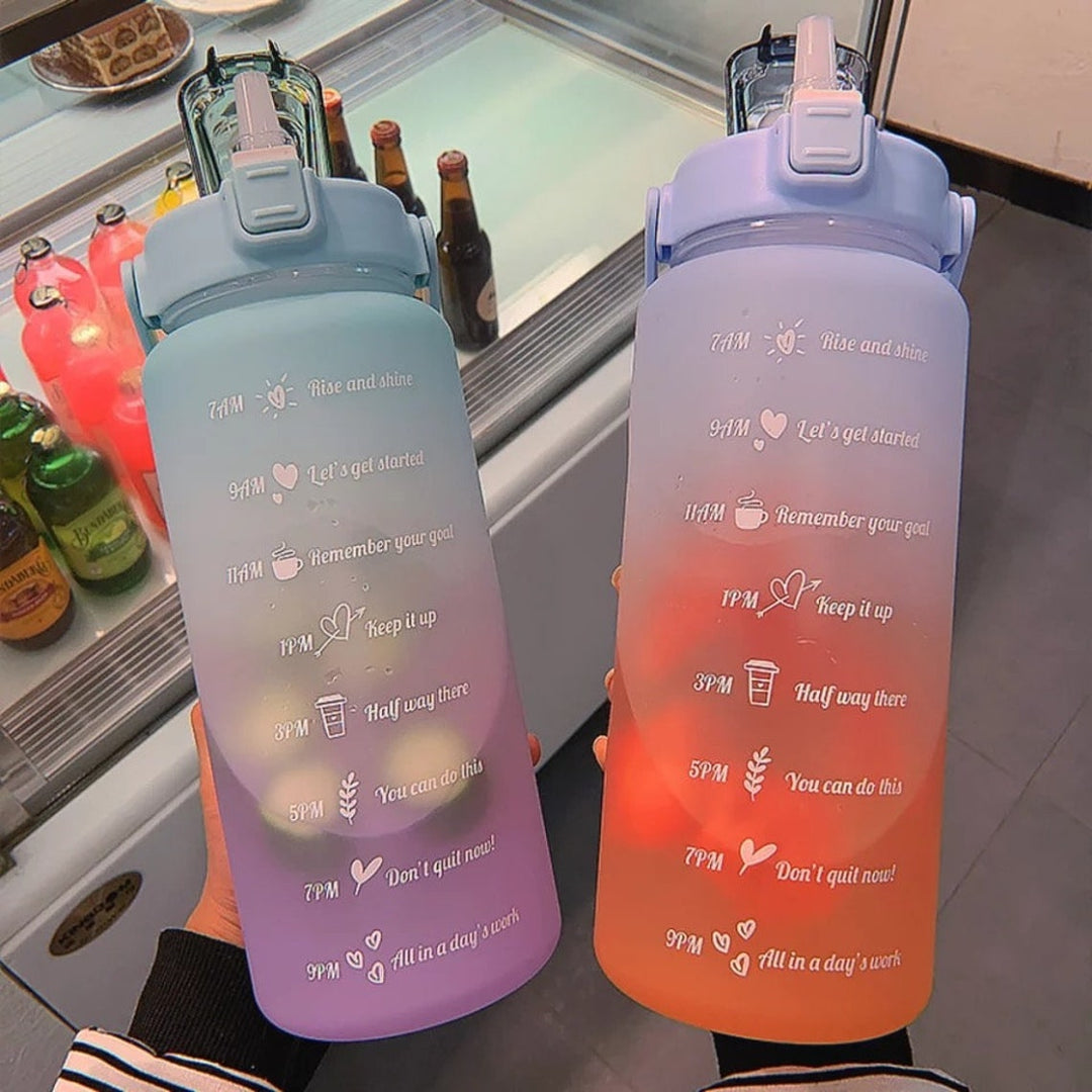 Zwei bunte Wasserflaschen mit Zeitmarkierungen und motivierenden Sprüchen, 2 Liter, Kunststoff.