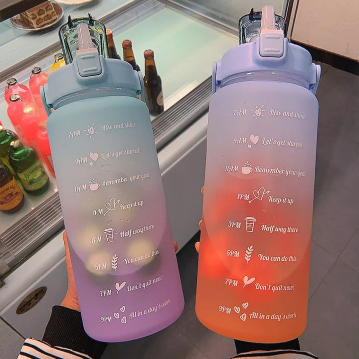 Zwei bunte Wasserflaschen mit Zeitmarkierungen und motivierenden Sprüchen, 2 Liter, Kunststoff.