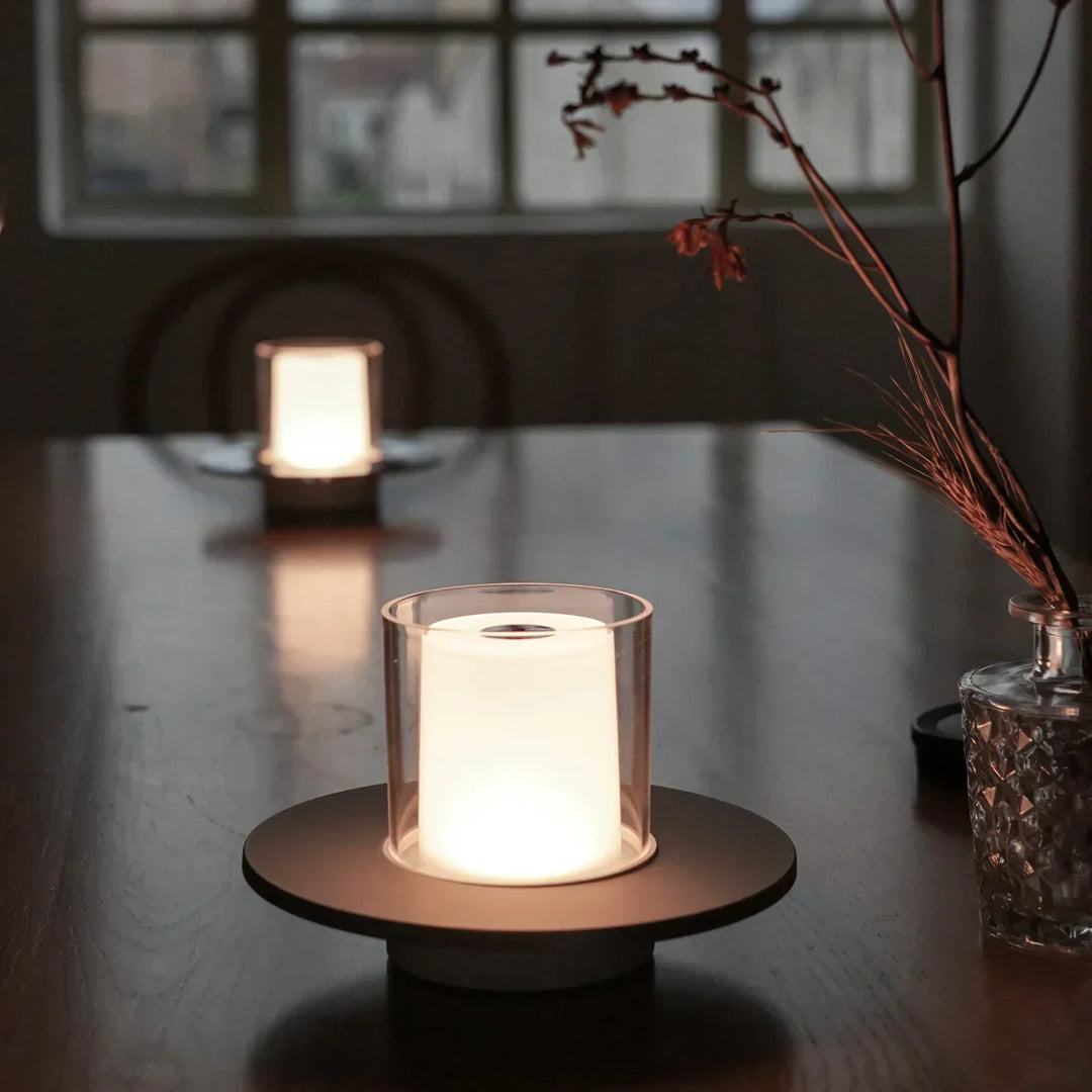 Moderne Tischlampe aus Glas, warmes Licht, minimalistisch, Dekoration für Esszimmer.