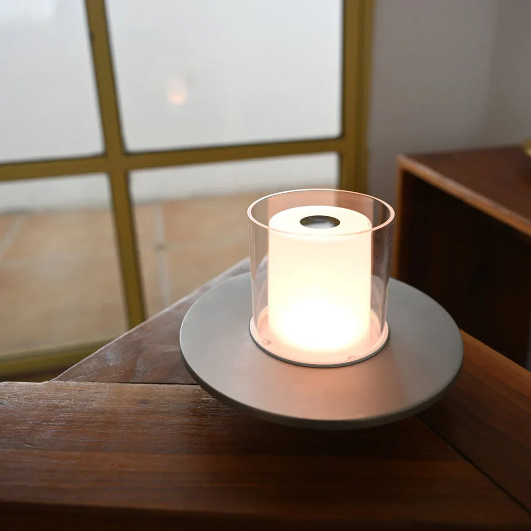 Moderne LED-Tischlampe aus Glas und Metall, warmweißes Licht, minimalistisches Design.