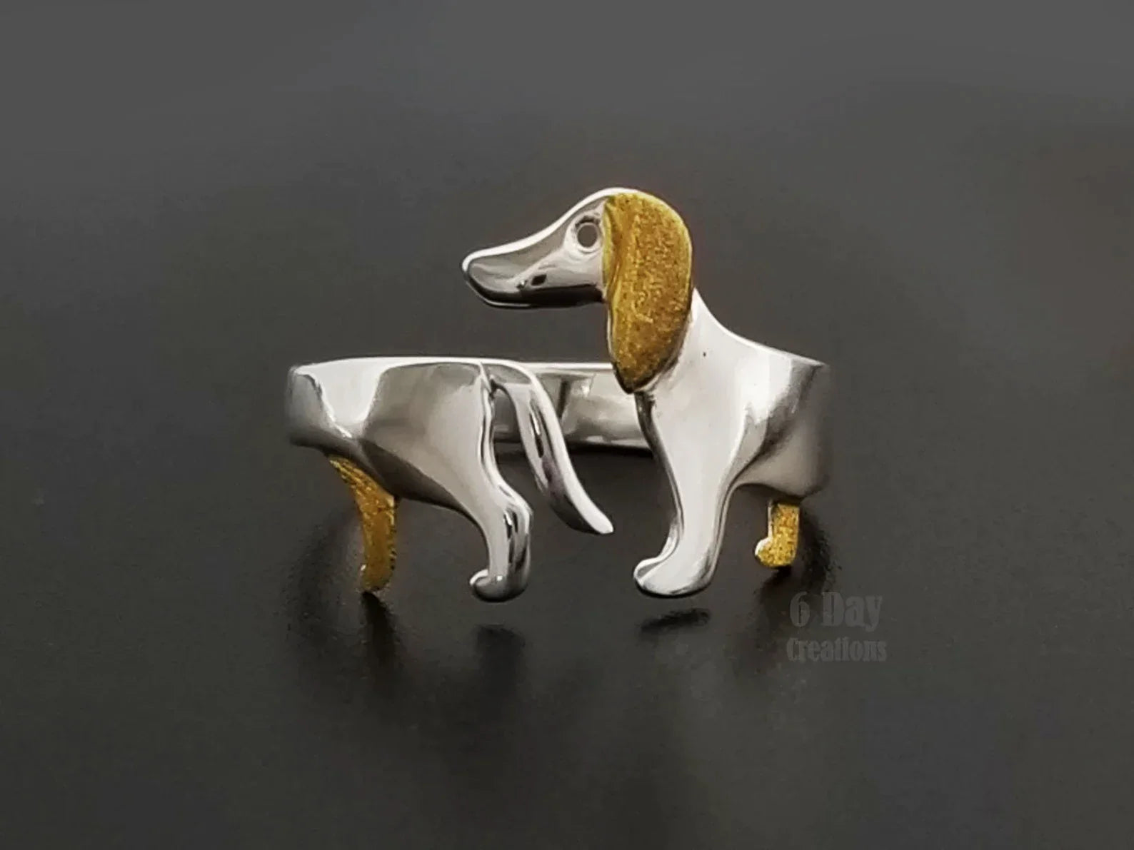 Silberner Dackel-Ring mit goldenen Ohren, verstellbar, handgefertigter Schmuck, Geschenkidee.