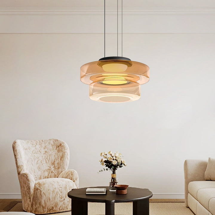 Moderne Pendelleuchte aus Glas in Beige über einem Tisch in elegantem Wohnzimmer.