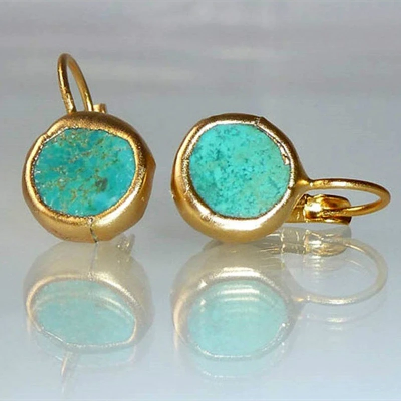 Goldene Ohrringe mit türkisfarbenem Stein, handgefertigt, eleganter Schmuck, modisch.