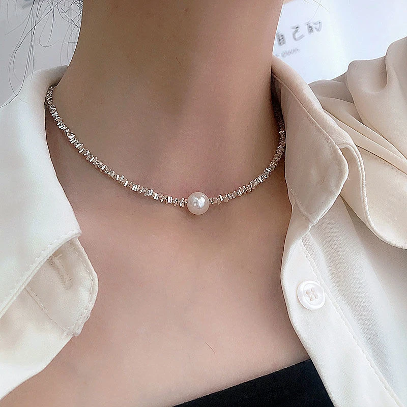 Damen Halskette mit Perle, silberne Kette, eleganter Schmuck, modisches Accessoire.