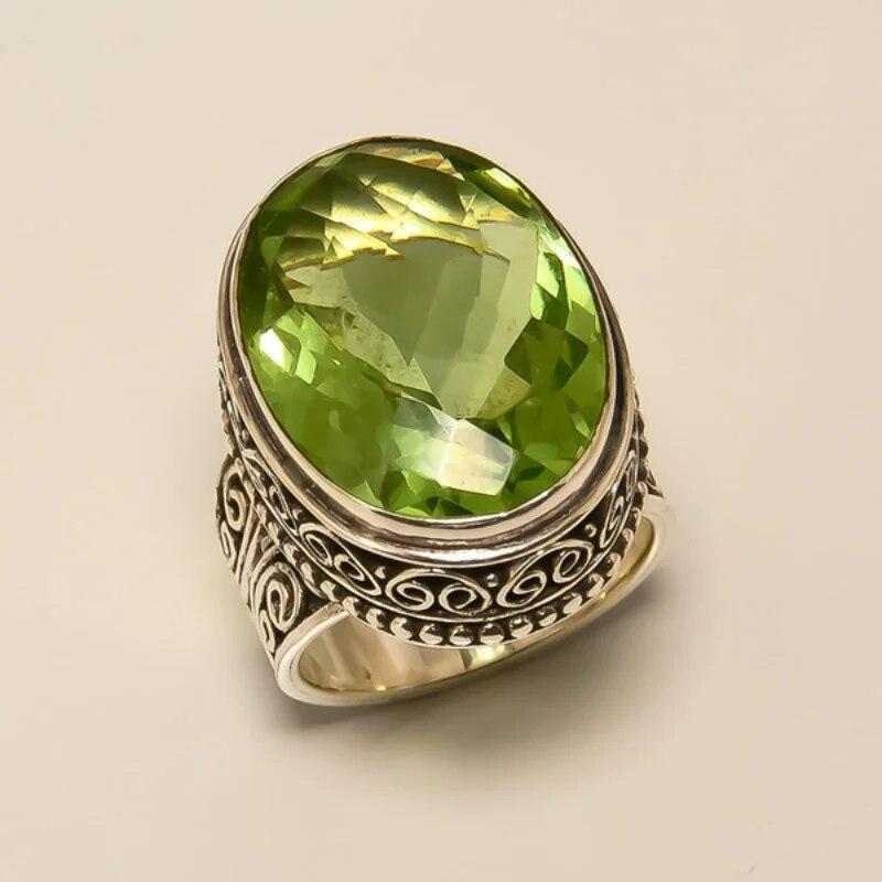 Silberring mit großem ovalem grünen Edelstein, filigranes Design, Schmuck für Damen.
