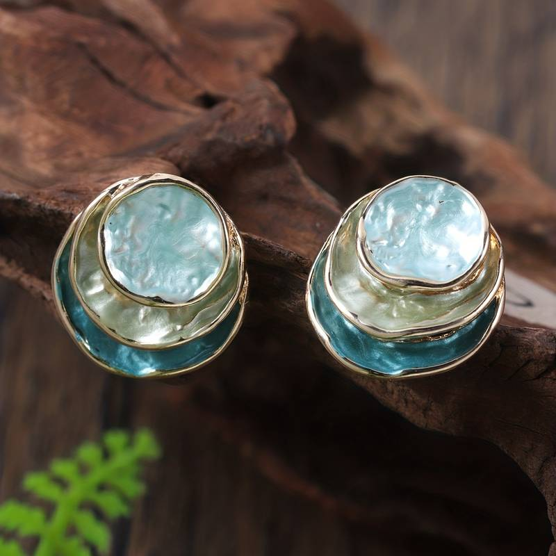 Ohrringe mit blauen und goldenen Muschelscheiben, handgefertigt, elegantes Design, Modeschmuck.
