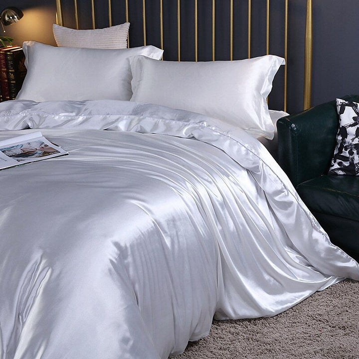 Luxuriöse weiße Seidenbettwäsche-Set, glänzend, elegant, Schlafzimmer-Dekor, Komfort.