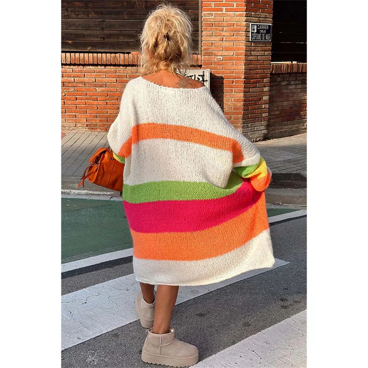 Frau trägt gestrickten Regenbogen-Cardigan, bunte Streifen, modisch, gemütlich, Herbstkleidung.